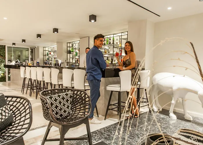 Amaronda & Ξενοδοχείο 4*