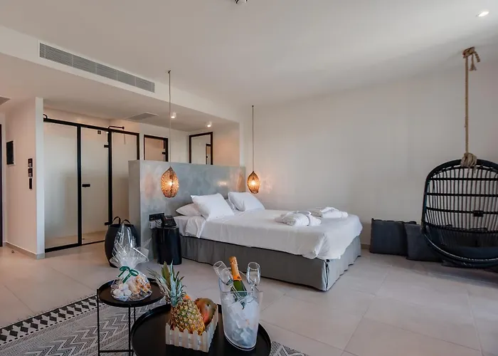 Amaronda & Ξενοδοχείο 4*